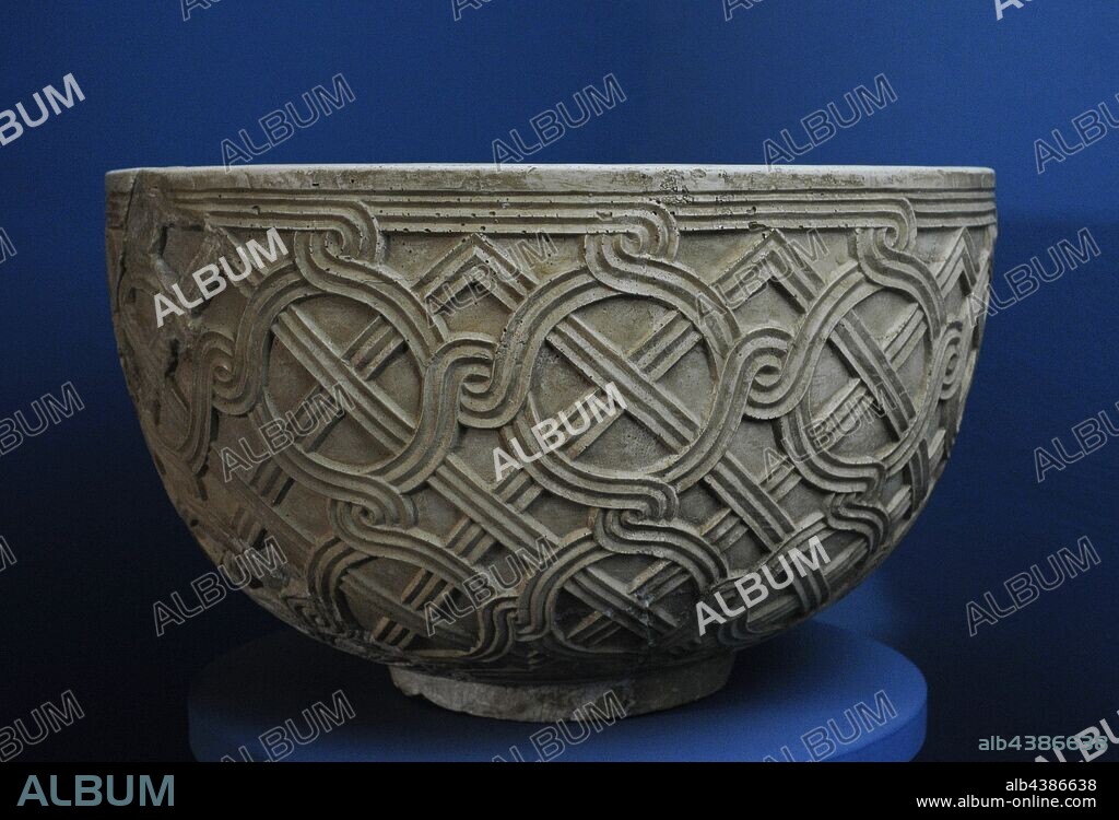 Pila-Fuente de agua santa. Stupovi en la población de Biskupija cerca de Knin. Museo de los Monumentos Arqueológicos Croatas. Split. Croacia.