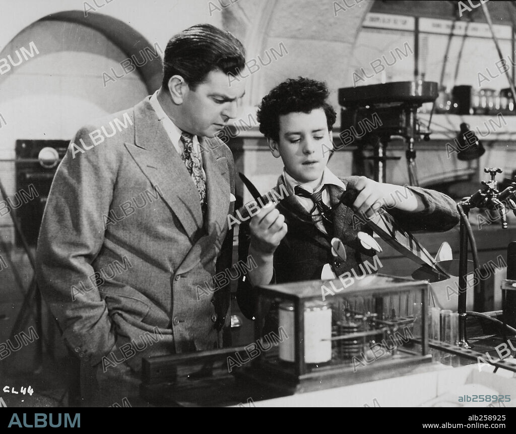 GEORGE COLE and LESLIE BANKS in COTTAGE TO LET, 1941, directed by ANTHONY ASQUITH. Copyright GAINSBOROUGH FILMS.