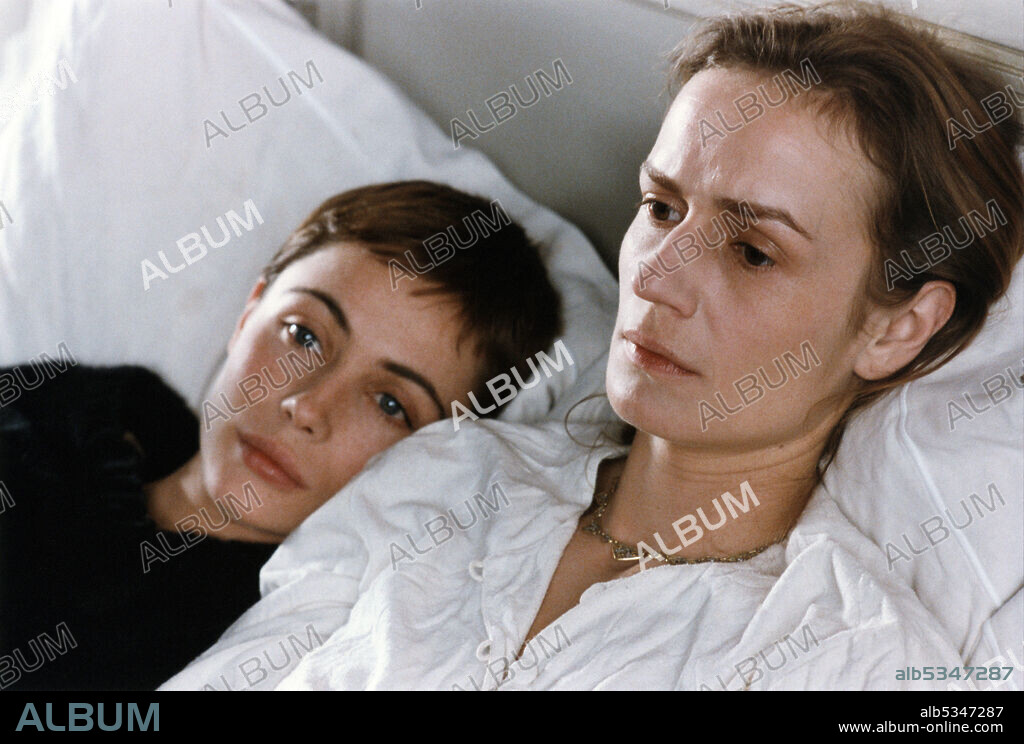 EMMANUELLE BEART et SANDRINE BONNAIRE dans VOLEUR DE VIE, 1998, réalisé par YVES ANGELO. Copyright Films Par Film / France 3 Cinéma.