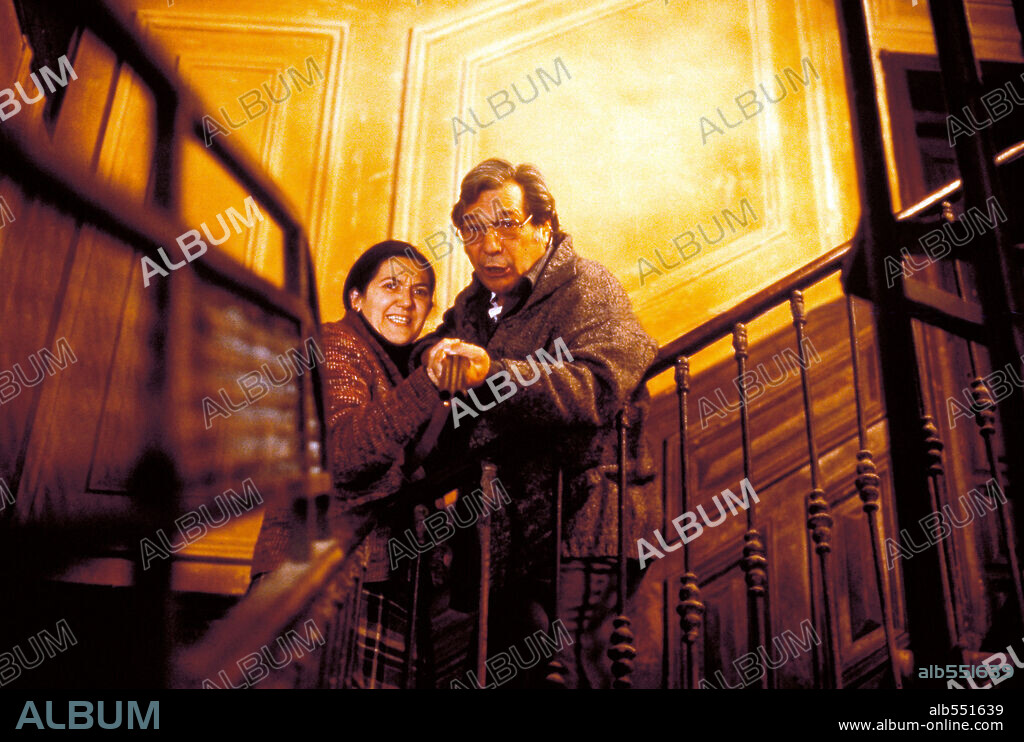SANCHO GRACIA en LA COMUNIDAD, 2000, dirigida por ALEX DE LA IGLESIA. Copyright LOLAFILMS.