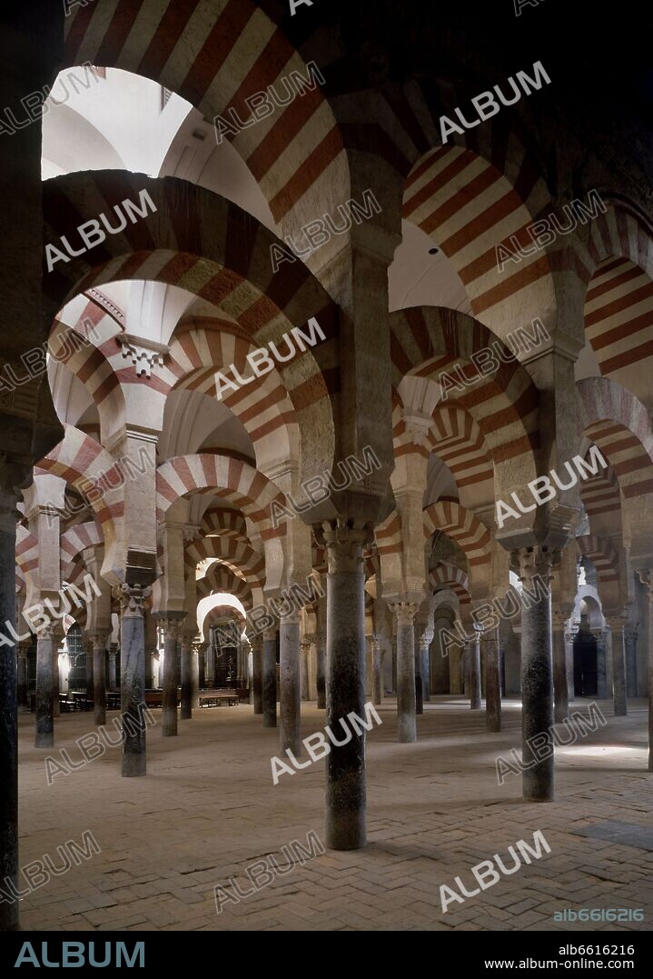 NAVES DE ALMANZOR HACIA LA CAPILLA DEL SAGRARIO.