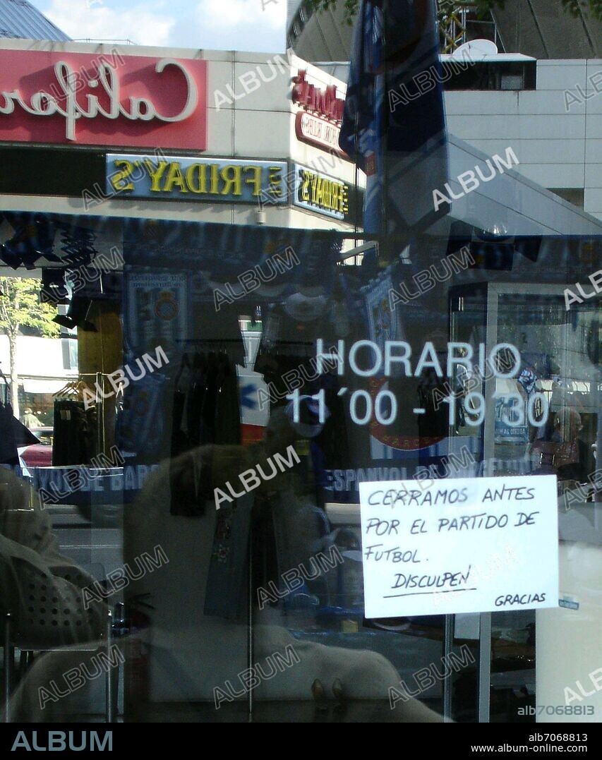 CARTEL EN UNA CAFETERIA PIDIENDO DISCULPAS POR CERRAR ANTES POR EL PARTIDO DE FUTBOL.