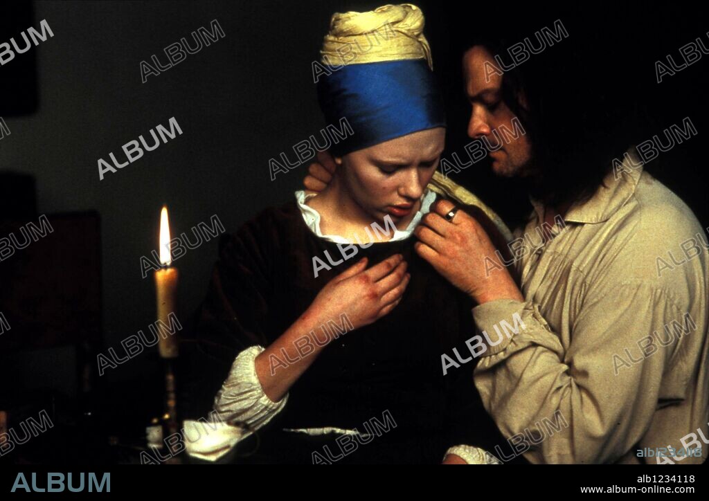 COLIN FIRTH y SCARLETT JOHANSSON en LA JOVEN DE LA PERLA, 2003 (GIRL WITH A PEARL EARRING), dirigida por PETER WEBBER. Copyright LIONS GATE FILMS.