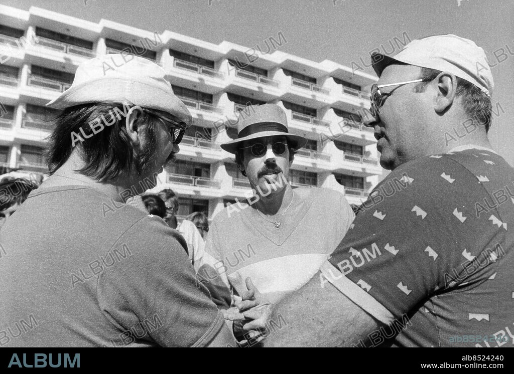 ARKIV SAN AGUSTIN 19800207. Inspelning av filmen "Sällskapsresan" i San Agustin på Gran Canaria. Från vänster Sven Melander, Lasse Åberg och Weiron Holmberg.. Foto: Gunnar Lantz / SvD / SCANPIX / Kod: 11014.