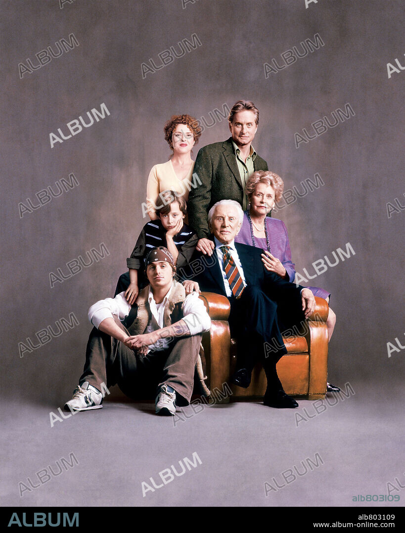 BERNADETTE PETERS, CAMERON DOUGLAS, DIANA DOUGLAS, KIRK DOUGLAS, MICHAEL DOUGLAS y RORY CULKIN en COSAS DE FAMILIA, 2003 (IT RUNS IN THE FAMILY), dirigida por FRED SCHEPISI. Copyright Metro-Goldwyn-Mayer (MGM) / O'NEILL, MICHAEL.