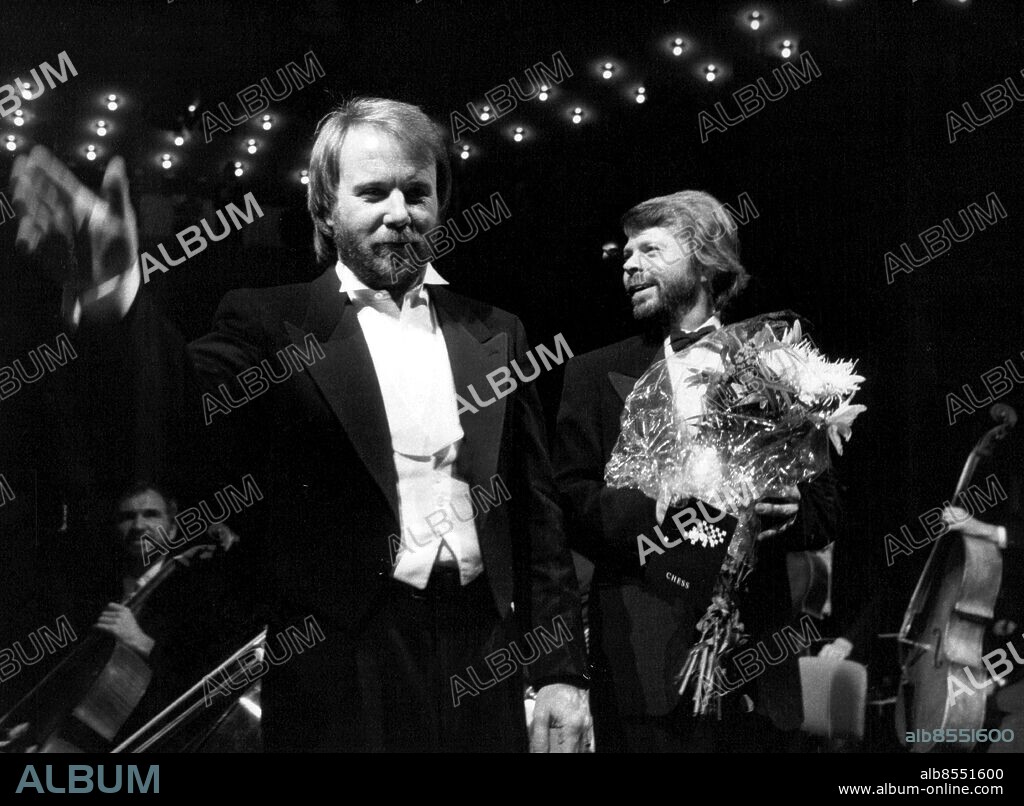 Stockholm 1984-11-03. Benny Andersson och Björn Ulvaeus tar emot publikens ovationer efter en Chess-konsert i Berwaldhallen . Foto: Anders Holmström / Pica / TT / kod 20360.