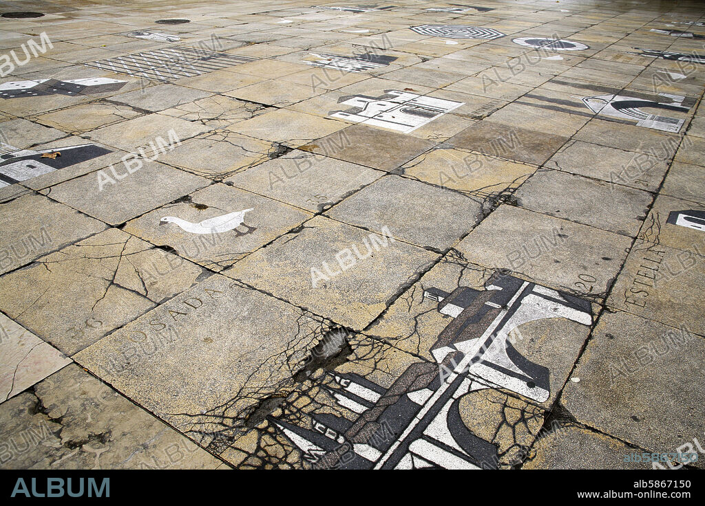 Logroño; plaza junto a Iglesia de Santiago representando juego de la Oca con motivos / monumentos del "Camino".