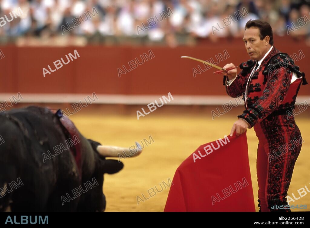 CURRO ROMERO. MATADOR DE TOROS ESPAÑOL. CAMAS 1935-. FOTO 1991. ENTRANDO A MATAR.