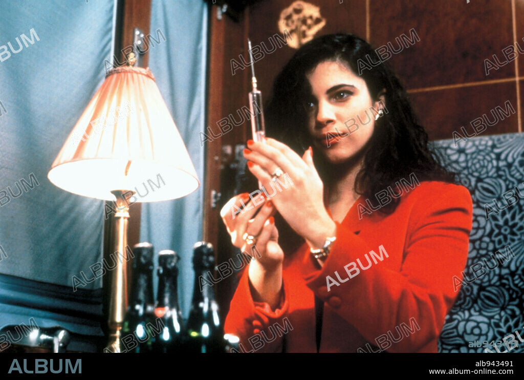 MARIBEL VERDU en EL BESO DEL SUEÑO, 1992, dirigida por RAFAEL MORENO ALBA. Copyright BERANGO INTERNACIONAL FILMS.