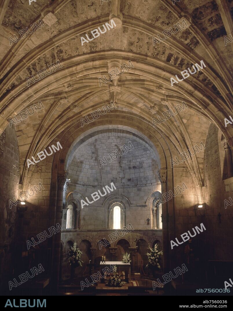 INTERIOR - ABSIDE ROMANICO S XII - BOVEDAS FABRICADAS POSTERIORMENTE A LA EDIFICACION ROMANICA.