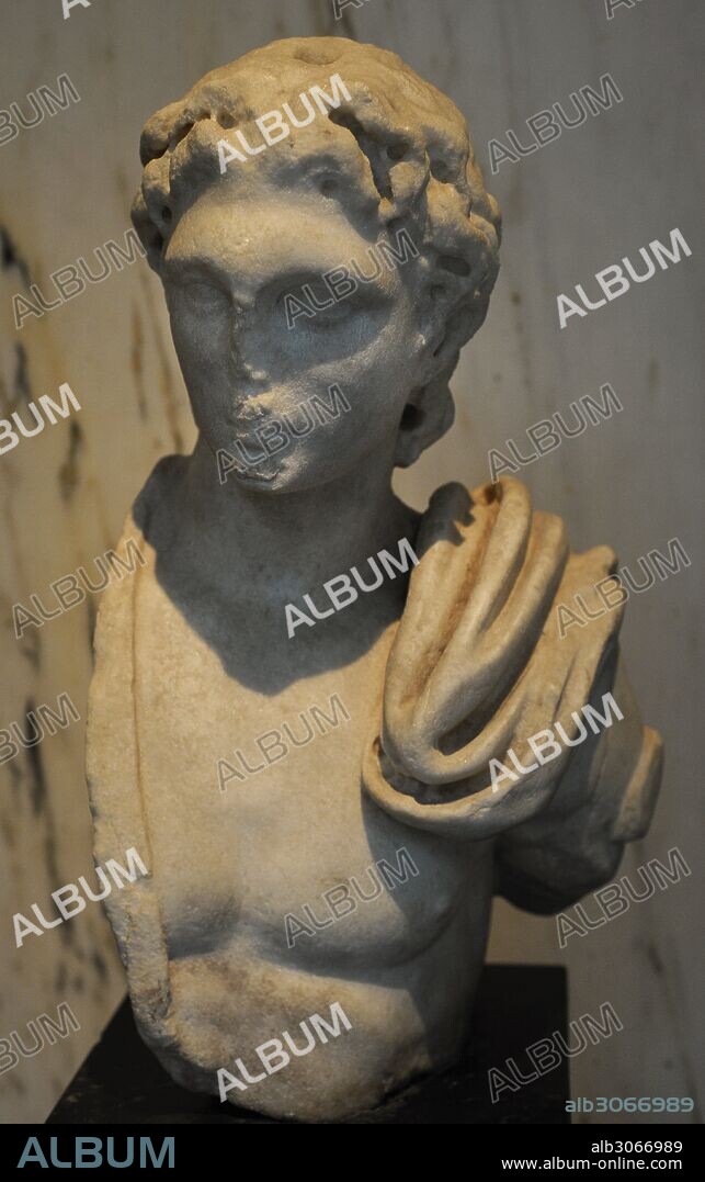 ALEJANDRO MAGNO (356-323 a. C.). Rey de Macedonia. Retrato de Alejandro Magno idealizado. Siglos I-II. Mármol. Probablemente procedente de Alejandría. Museo del Mediterráneo y Antigüedades del Oriente Próximo (Museum of Mediterranean and Near Eastern Antiquities). Estocolmo. Suecia.