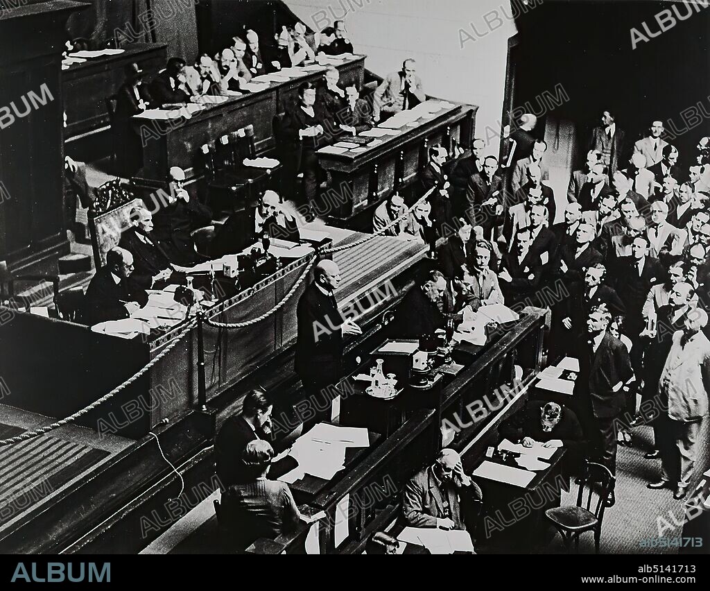Erich Salomon, Dr. Gustav Stresemann at the League of Nations Conference during his last speech on September 9, 1929, Staatliche Landesbildstelle Hamburg, Collection on the History of Photography, silver gelatin paper, black and white positive process, image size: height: 27.30 cm; width: 35.00 cm, stamp: verso center: PHOTO DR. ERICH SALOMON, REPRESENTED BY, PETER HUNTER, PRESS FEATURES, [address] AMSTERDAM, inscribed: verso and on the cardboard: object inscription of the Staatliche Landesbildstelle: photographer, title, year, measurements and inventory number handwritten in black, reporting photography, politicians, governing and representative bodies.