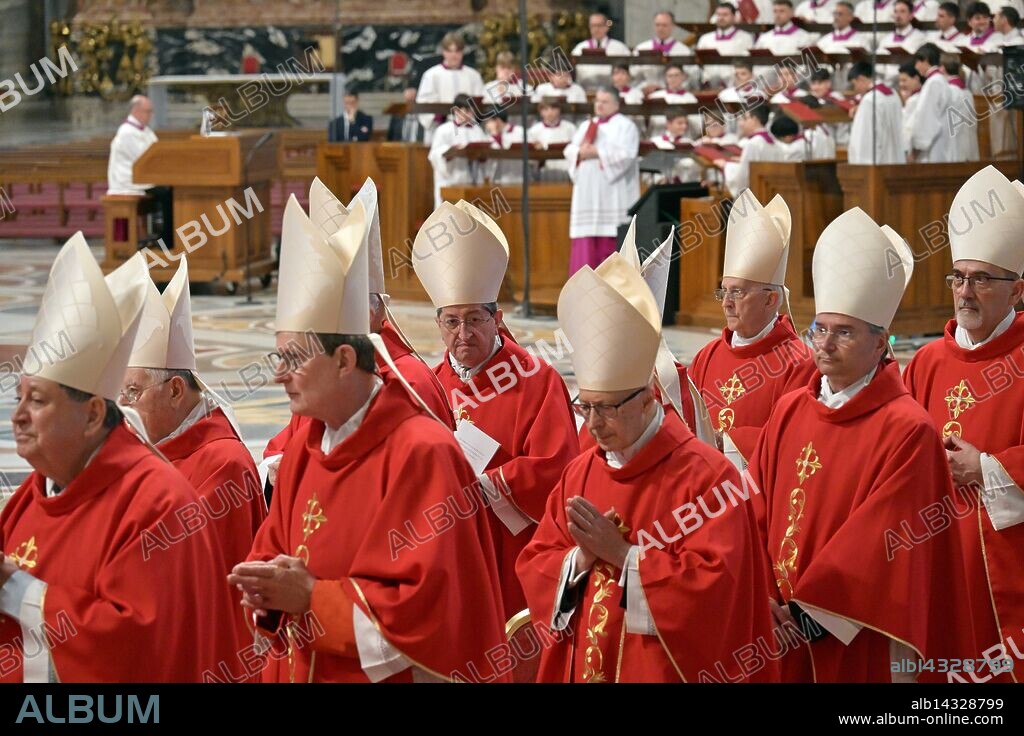 Vatican, VATICAN: NO LIBRI** Italy, Rome, Vatican, 2025/4/30 .Cardinal Giuseppe Betori (C), attend a mass on the fifth of nine days of mourning for late Pope Francis, in St. Peter's Basilica at the Vatican Photograph by ALESSIA GIULIANI / Catholic Press Photo (Credit Image: © Alessia Giuliani/IPA via ZUMA Press).