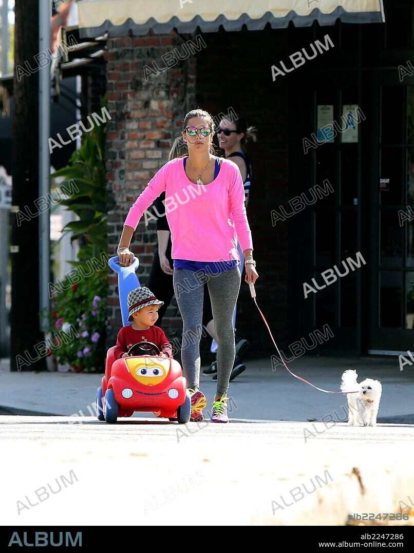 Feb. 11, 2014 - La, CA, USA - Model Alessandra Ambrosio walks with her son Noah on February 11 2014 in LA. 11/02/2014