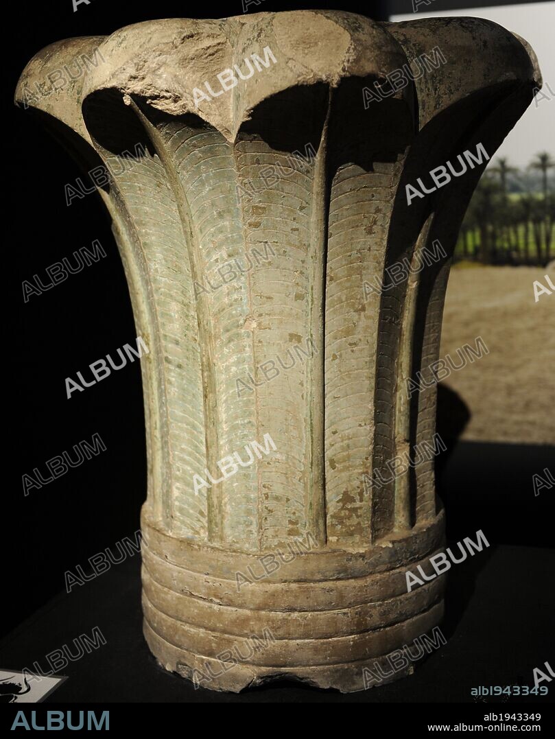 ARTE EGIPCIO. CAPITEL del tipo palmera. Piedra arenisca. Procedente de las ruinas del Templo construido por el faraón Apries. Menfis. XXVI Dinastía. Período Tardío. 589-568 a. C. Museo Carlsberg Glyptotek. Copenhague. Dinamarca. Europa.