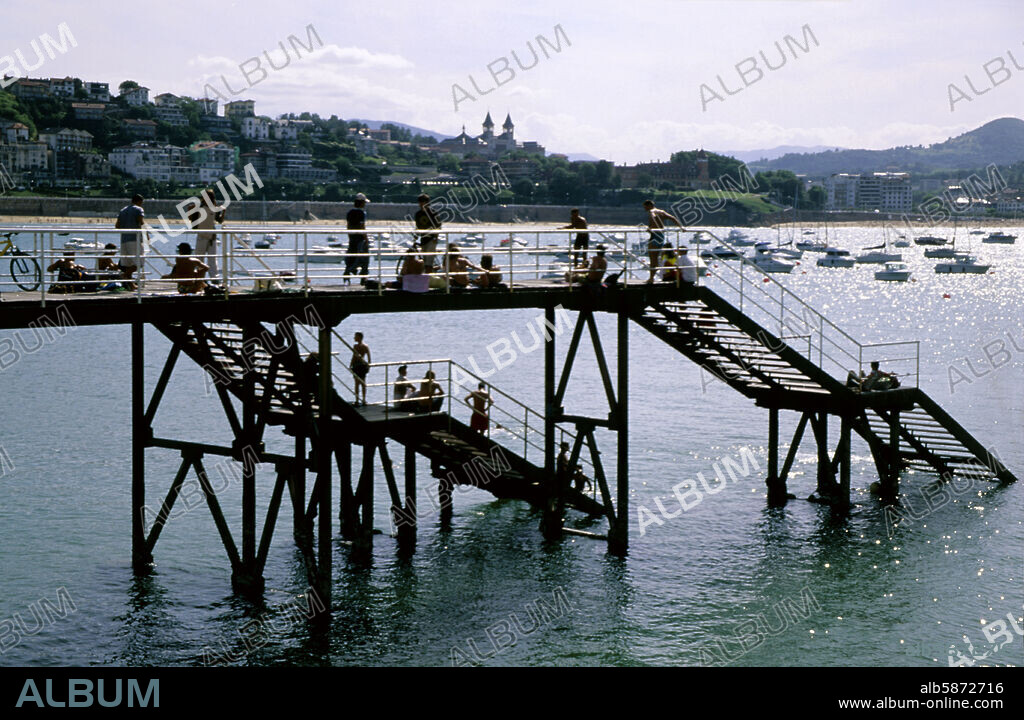 San Sebastián / Donostia; muelle con gente en la playa de La Concha; día de verano.