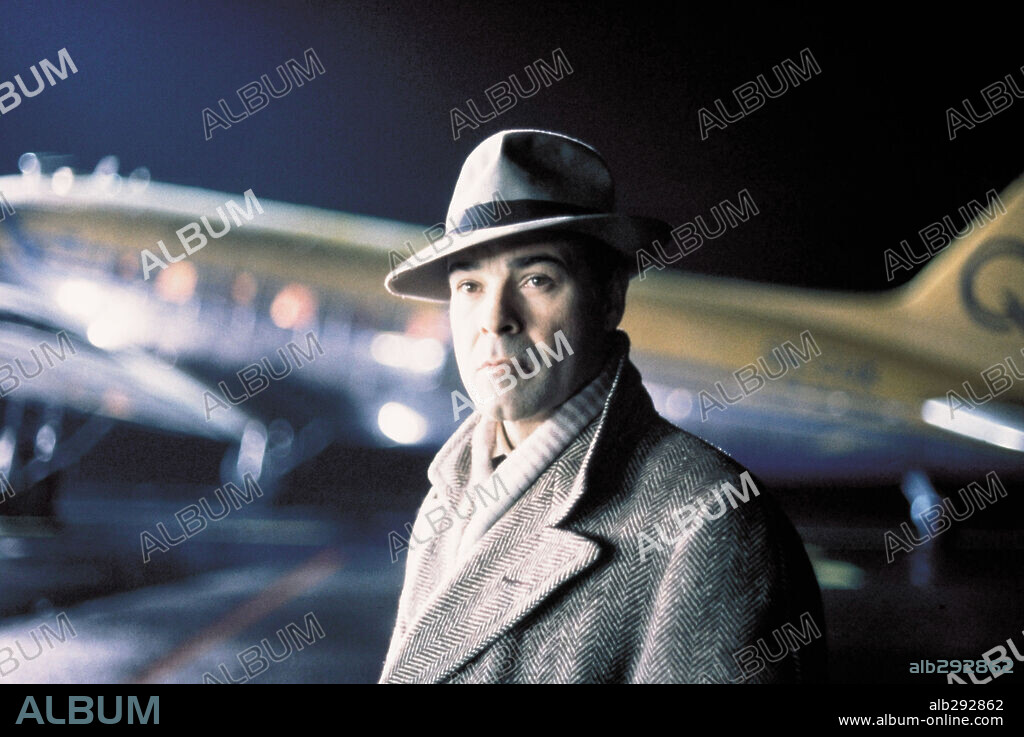 ANTONIO RESINES en LA NIÑA DE TUS OJOS, 1998, dirigida por FERNANDO TRUEBA. Copyright CARTEL, FERNADO TRUEBA Y LOLA FILMS.