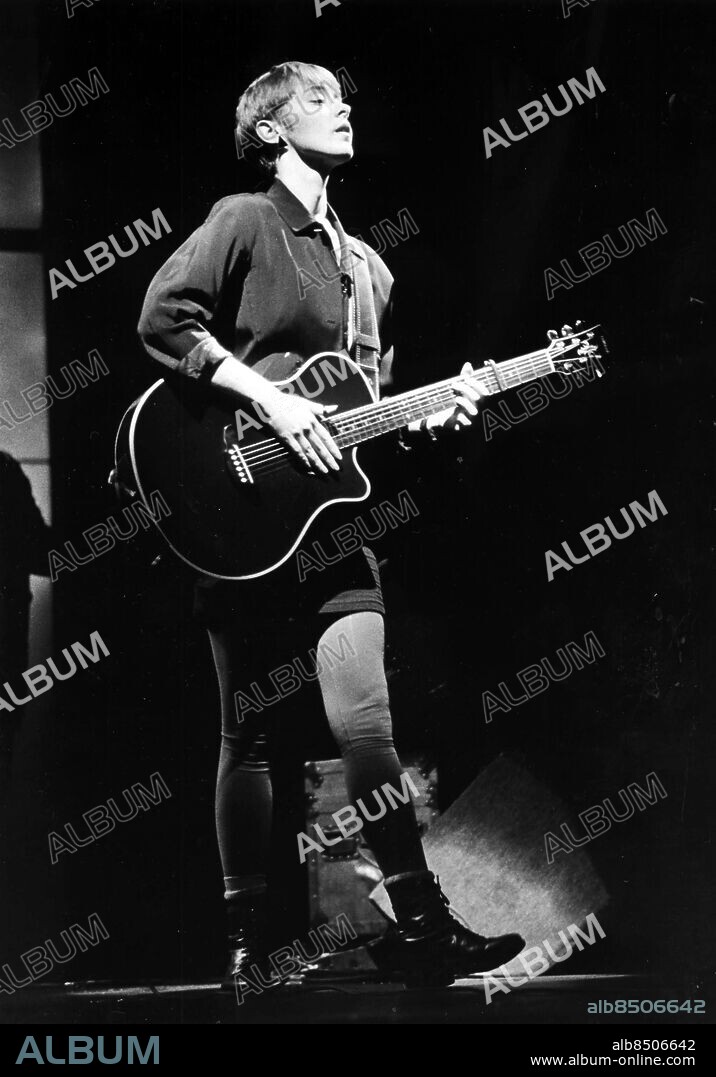 Göteborg 1987-11-16. Suzanne Vega - amerikansk sångerska *** Local Caption *** GP Foto: Roger Granat. KAMERAREPORTAGE.