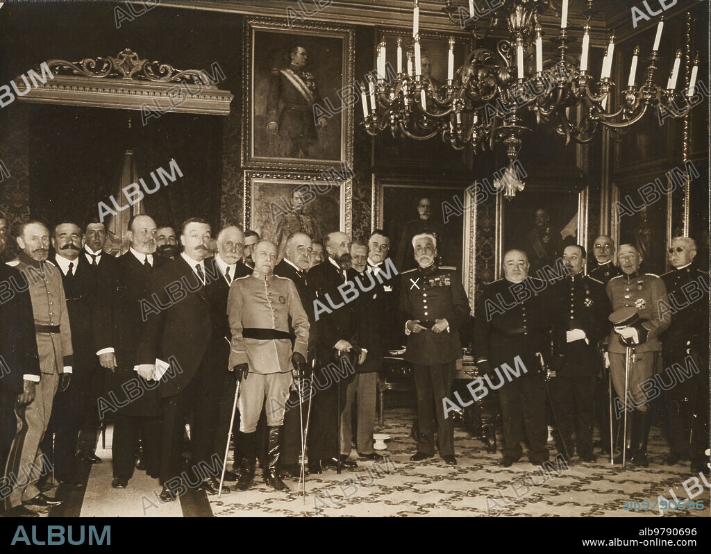 Madrid, 25/01/1916. El fomento caballar en España. El general Agustín de Luque y Coca, con las personas que constituyen la junta superior de criar caballar, después de la reunión en el ministerio de la guerra.