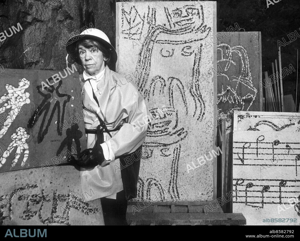 STOCKHOLM 19640723 . Konstnärinnan Siri Derkert under sitt arbetet med tunnelbanestationen Östermalmstorg.. COPYRIGHT PRESSENS BILD code 190.
