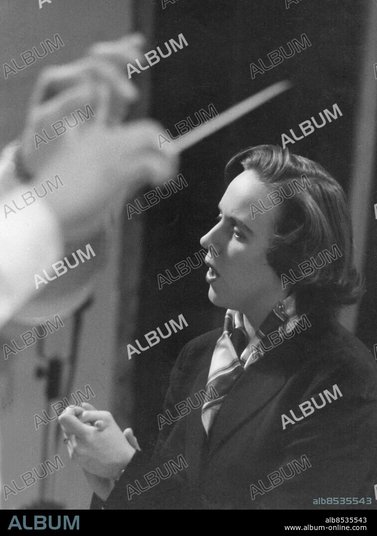 Orig. bildtext... KASKAD den 6/10 -56 Kerstin Meyer Anm. Publ i RiR 47/56 omslag K Meyer, född 1928, svensk operasångerska. Taktpinne CD653 persons: KERSTIN MEYER sites: SVERIGE.