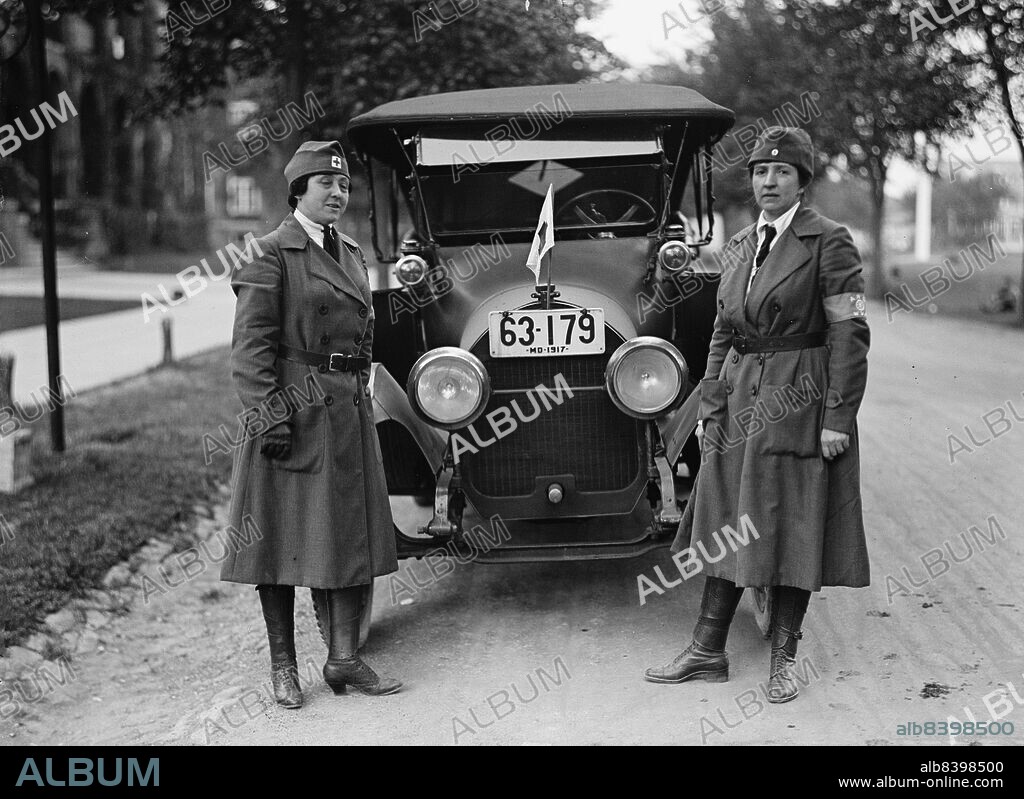 HARRIS & EWING. Mrs. Mendum Bloomburg, Red Cross Motor Corps, 1917. First World War: women in uniform, note leather leggings.