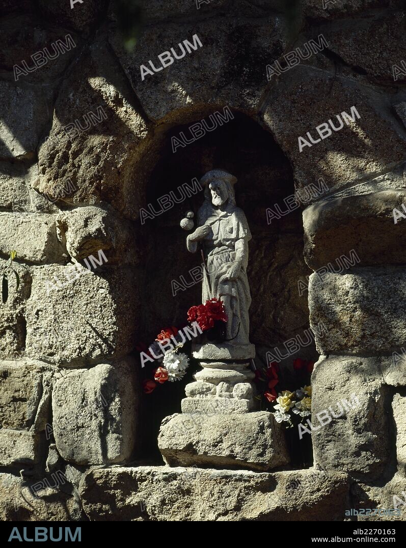 ROQUE, San. Imagen del santo con el bastón de peregrino ubicado en una hornacina junto a la IGLESIA DE LA ASUNCION (siglo XVI). TORRELODONES. Comunidad de Madrid. España.