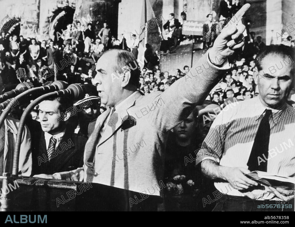 The Berlin Blockade, 24 June 1948 - 12. May 1949. (The Airlift began on 26 June). Rally on Platz der Republik in front of the Reichstag on 9 September 1948. Ernst Reuter demands help for West Berlin. Berlin Mayor Ernst Reuter during his speech: "People of the world..." (right, SPD Chairman F.Neumann).