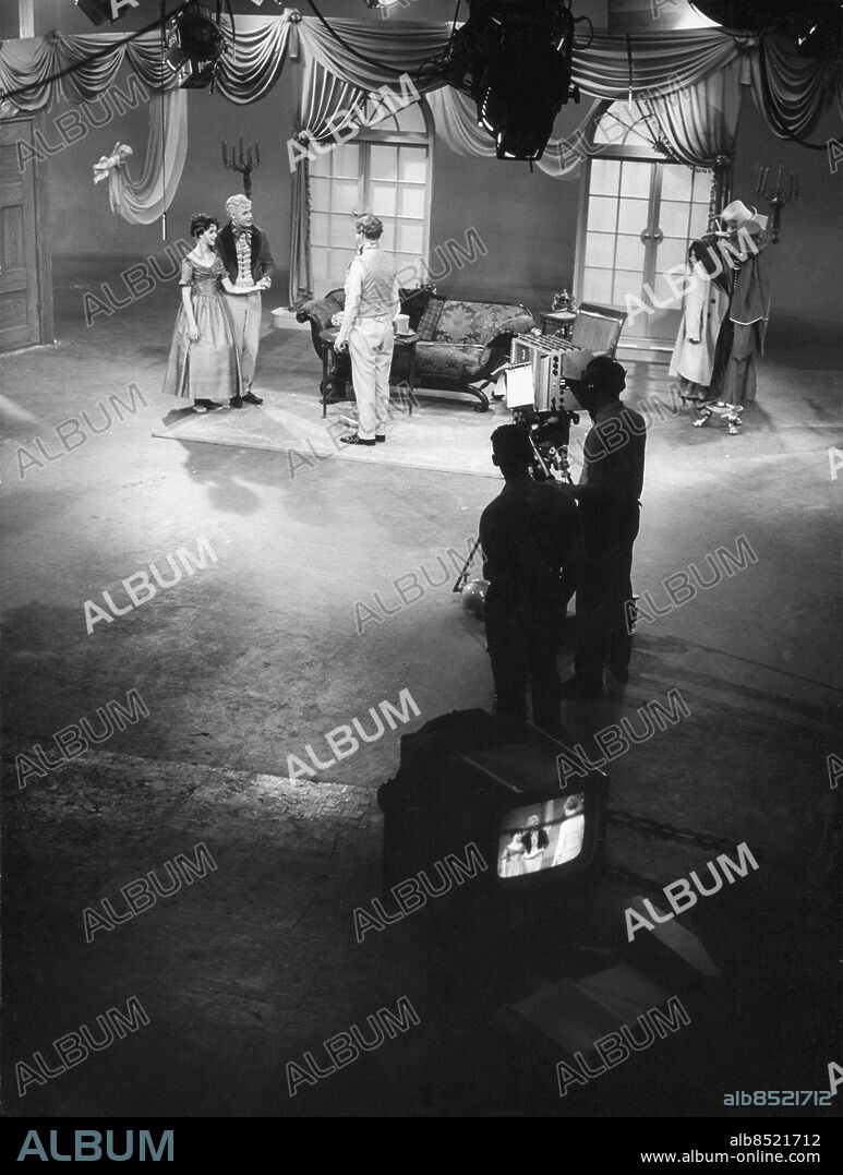 1960-tal.. Utan bildtext. Not. Tv-teater Nej Lena Söderblom Lars Lind Gunnar Olsson Anm. Nej Vådevill av J L Heiberg i regi av Bengt Lagerkvist, sänt första gången 1961-01-05 L Söderblom, f. 1935, skådespelerska, dotter till Åke Söderblom. L Lind, f. 1935, skådespelare. Studio Inspelningar Tamburmajor Soffor Kulisser TV-monitorer Filmkameror Scenografi CD457 persons: LENA SÖDERBLOM;GUNNAR OLSSON;LARS LIND sites: SVERIGE.