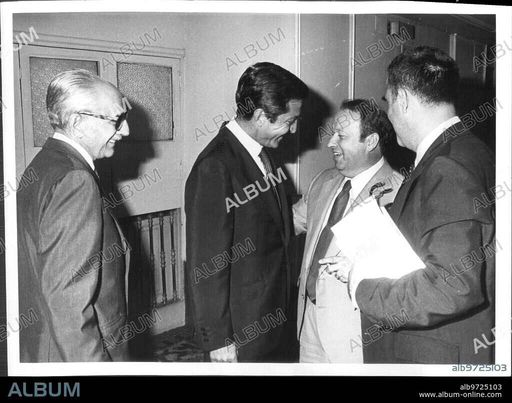 8 septiembre 1980. Adolfo Suárez, en los Pasillos del Congreso, junto A Manuel Gutiérrez mellado y Agustín Rodríguez Sahagún.