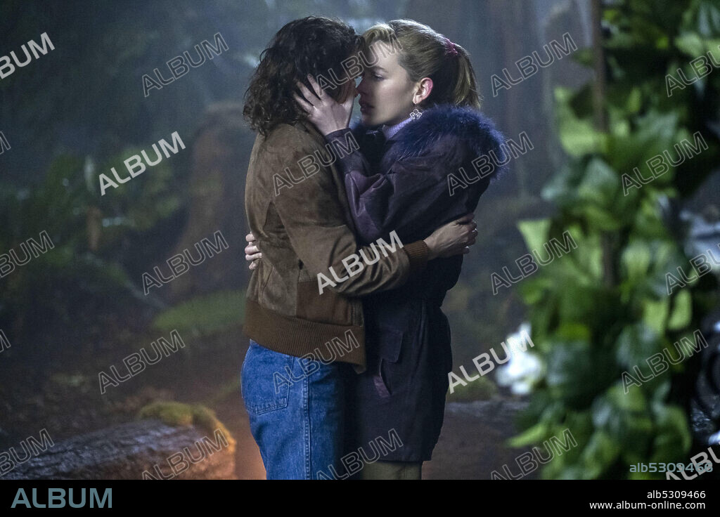 AMELIA EVE y VICTORIA PEDRETTI en LA MALDICION DE BLY MANOR, 2020 (THE HAUNTING OF BLY MANOR), dirigida por BEN HOWLING, CIARAN FOY, MIKE FLANAGAN y YOLANDA RAMKE. Copyright PARAMOUNT TELEVISION.