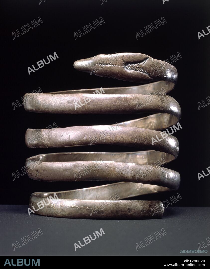 Arte Edad Antigua. Tesoro de Perotito: brazalete de cinco vueltas espiraliforme y con cabeza de serpiente.