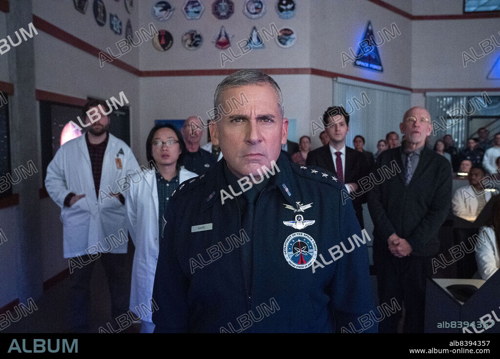 BEN SCHWARTZ, JIMMY O. YANG, JOHN MALKOVICH und STEVE CARELL in SPACE FORCE, 2020, unter der Regie von PAUL KING und TOM MARSHALL. Copyright 3 Arts Entertainment / Netflix.