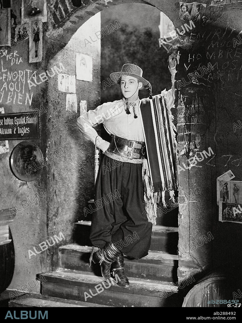 RODOLFO VALENTINO. RUDOLPH VALENTINO en LOS CUATRO JINETES DEL APOCALIPSIS, 1921 (THE FOUR HORSEMEN OF THE APOCALYPSE), dirigida por REX INGRAM (DIRECTOR). Copyright METRO / EVANS, NELSON.