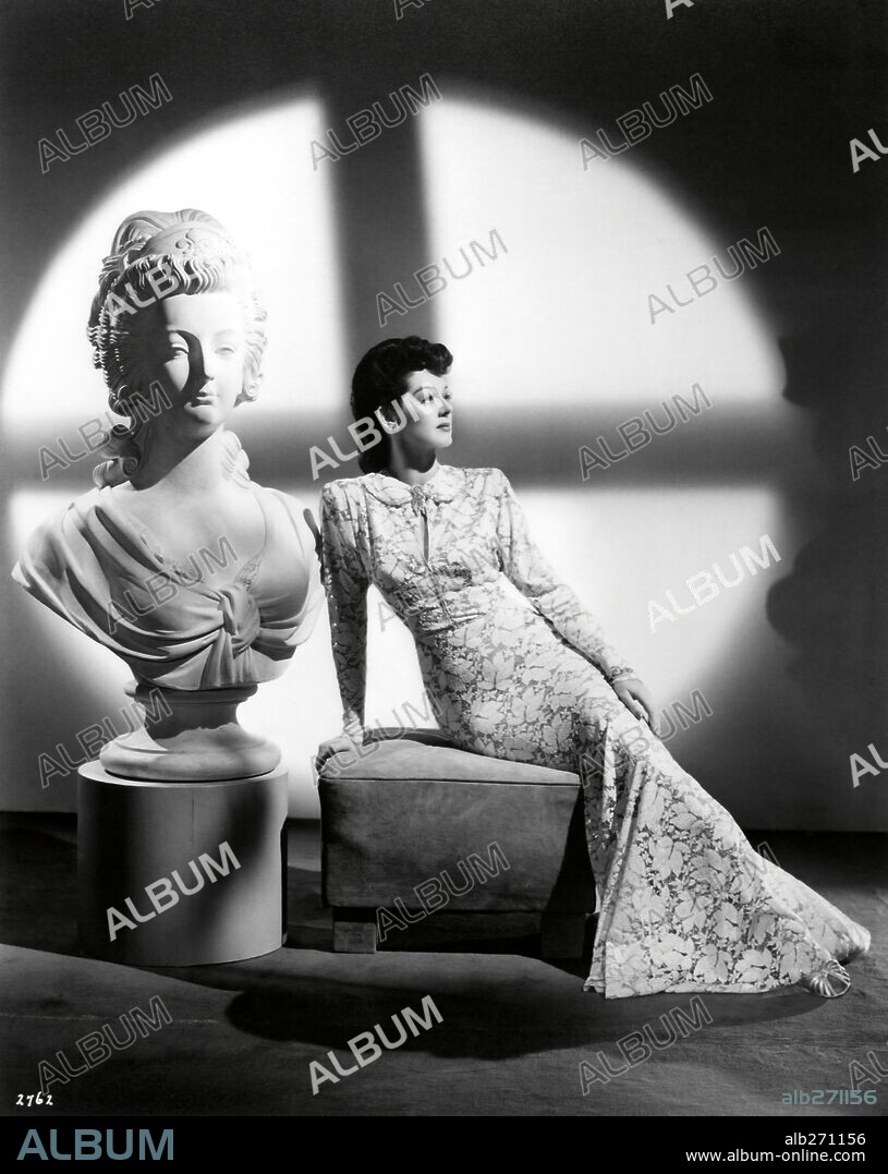 ROSALIND RUSSELL. Vestuario diseñado por Robert Kalloch. 1941