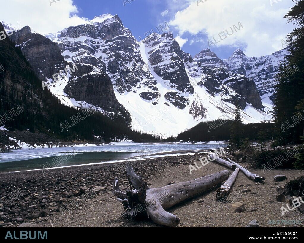 Reduced water level in Moraine Lake following a dry year, and Wenkchemna Mountains, Banff National Park, UNESCO World Heritage Site, Rocky Mountains, Alberta, Canada, North America.
