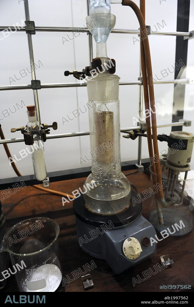 Giulio Natta (26 febrero 1903 a 2 mayo 1979). Químico italiano. Ganó el Premio Nobel de Química en 1963 con Karl Ziegler. Giulio Natta, del Instituto Politécnico de Milán (Italia) obtuvo PP isotáctico sólido en laboratorio, en 1954, utilizando los catalizadores desarrollados por Ziegler. Vitrina con la reconstrucción del laboratorio donde se creó el primer plástico de polipropileno isotáctico. Museo Nacional de la Ciencia y la Tecnología Leonardo Da Vinci. Milán. Italia.