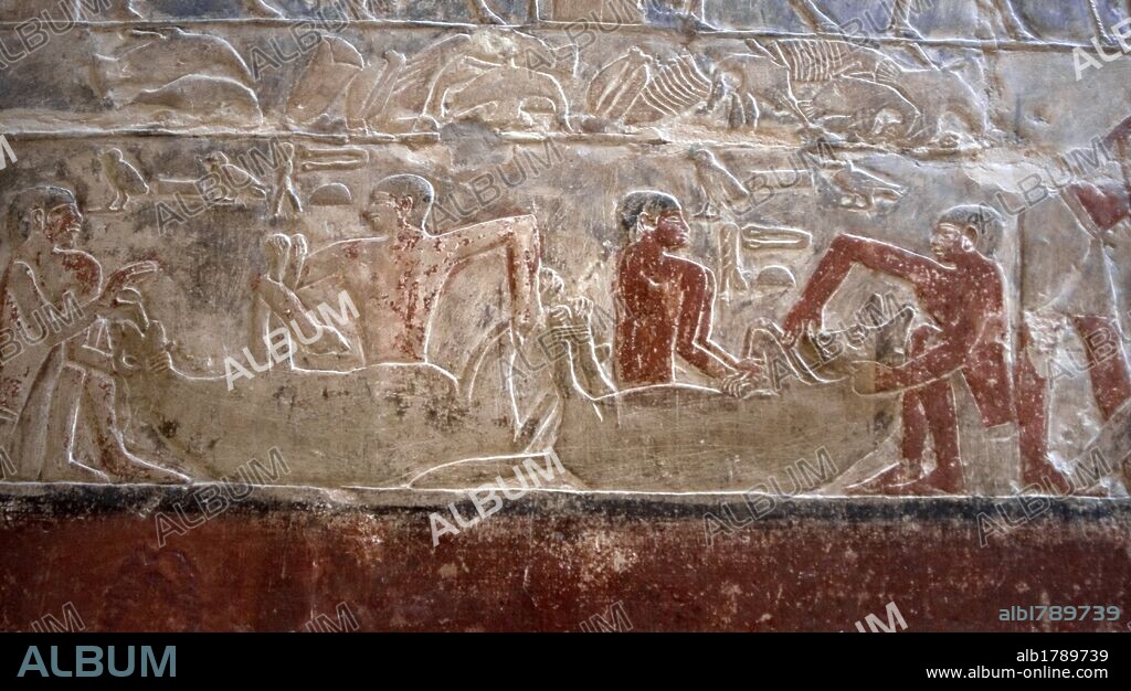 ARTE EGIPCIO. EGIPTO. MASTABA DE MERERUKA o MERI (MERA). Tumba familiar de un alto funcionario de la VI DINASTIA del IMPERIO ANTIGUO. Con una única entrada el interior de sus paredes se encuentran ricamente decoradas con RELIEVES menfitas, muchos de ellos, con restos policromados. Relive representando a egipcios capturando hienas. NECROPOLIS DE SAKKARA.