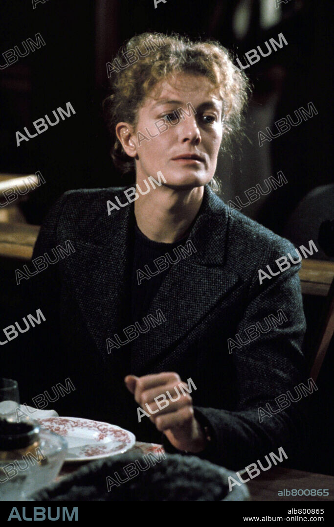 VANESSA REDGRAVE in JULIA, 1977, directed by FRED ZINNEMANN. Copyright 20TH CENTURY FOX.