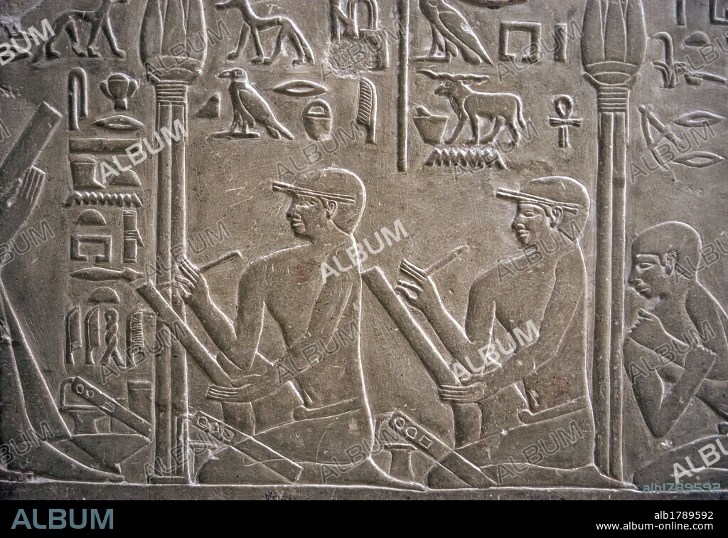 ARTE EGIPCIO. EGIPTO. MASTABA DE MERERUKA o MERI (MERA). Tumba familiar de un alto funcionario de la VI DINASTIA del IMPERIO ANTIGUO. Con una única entrada al interior. Sus paredes se encuentran ricamente decoradas con RELIEVES menfitas. Detalle de uno de ellos, con la representación de ESCRIBAS FUNCIONARIOS. NECROPOLIS SAKKARA.