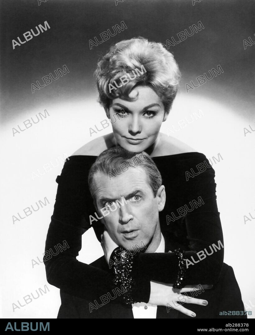 JAMES STEWART et KIM NOVAK dans BELL BOOK AND CANDLE, 1958, réalisé par RICHARD QUINE. Copyright COLUMBIA PICTURES.