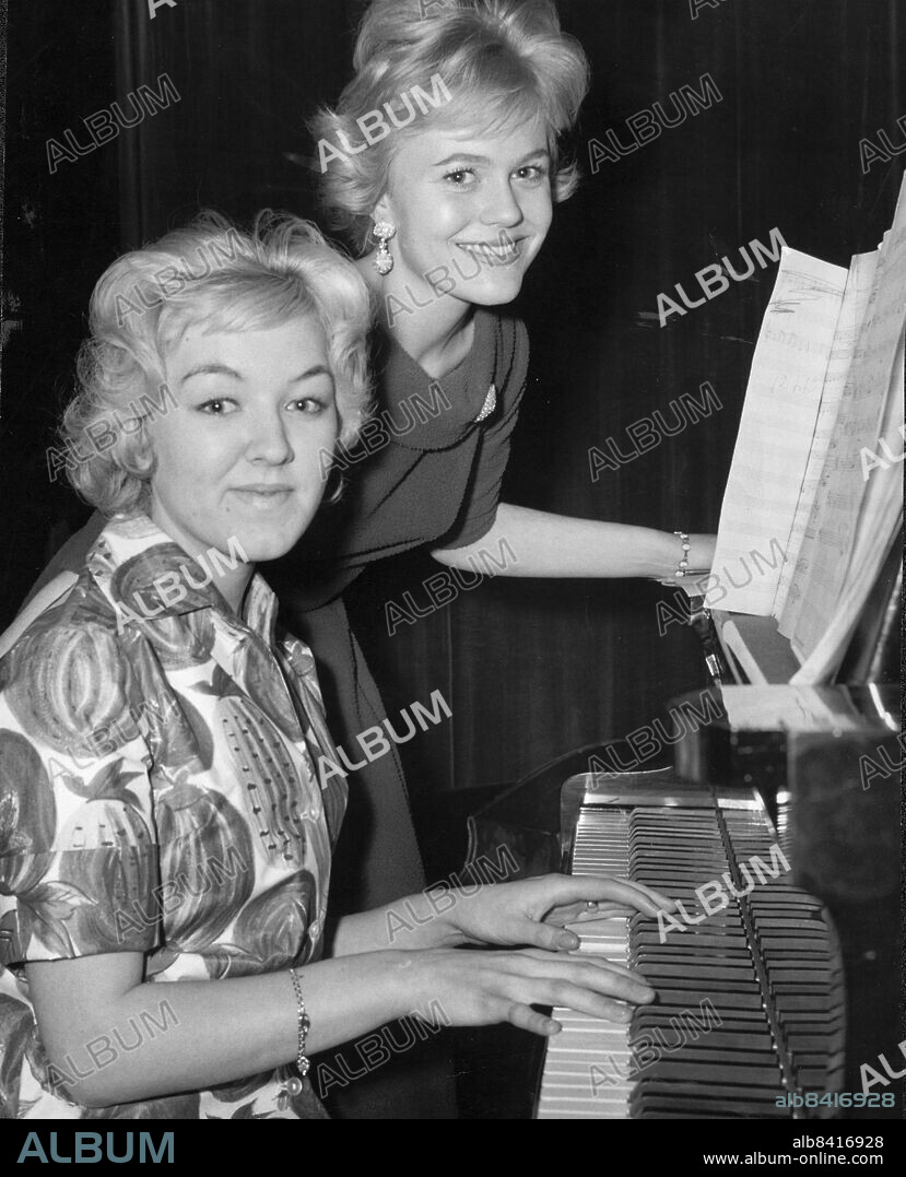 STOCKHOLM 1960-04-16. Christina Schollin sjunger melodier ur filmen Raggare, ackompanjerad av Monica Danielsson på en nattiné på Rigoletto . Foto: Olle Seijbold / DN / TT / Kod: 51. ** SVD OUT **.