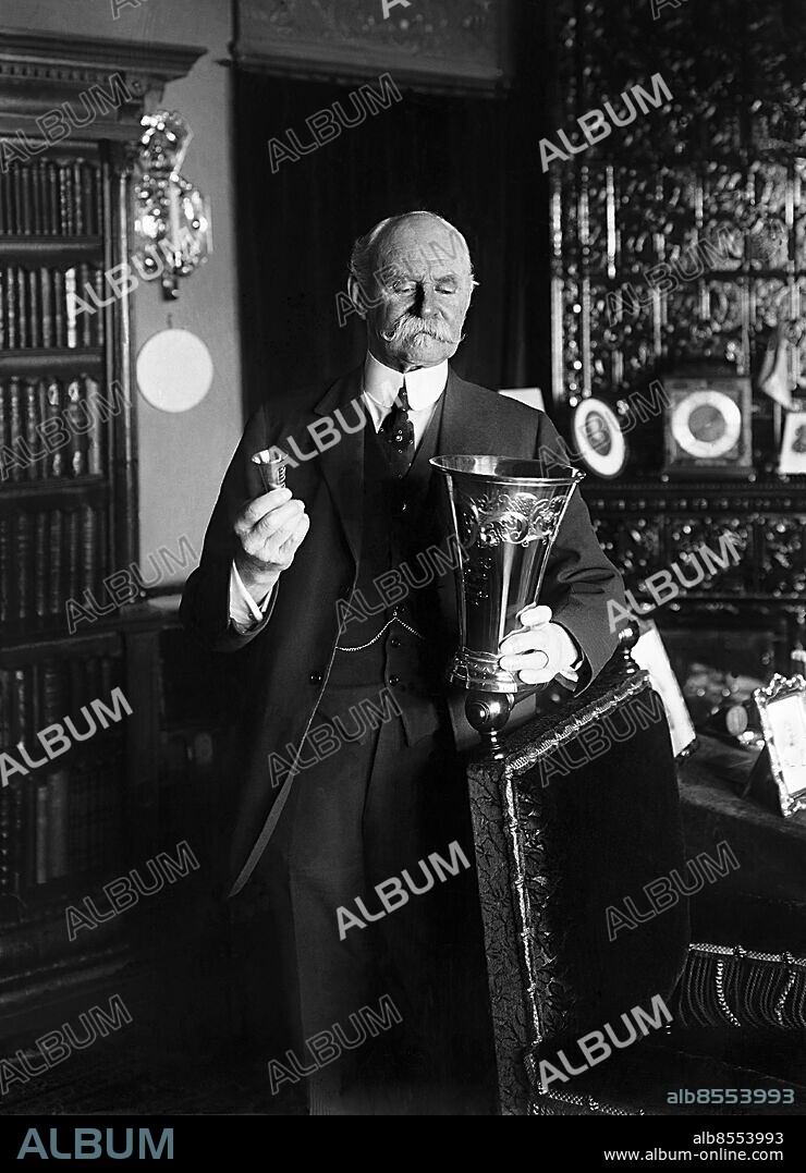 ARKIV 1924 . Viktor Balck (1844-1928) har gått till historien som Idrottens fader i Sverige. Här i hemmet med alla idrottspriser. Victor Balck, the father of sports in Sweden. Picture shows him at his home.. Foto: TT / Kod 1900.