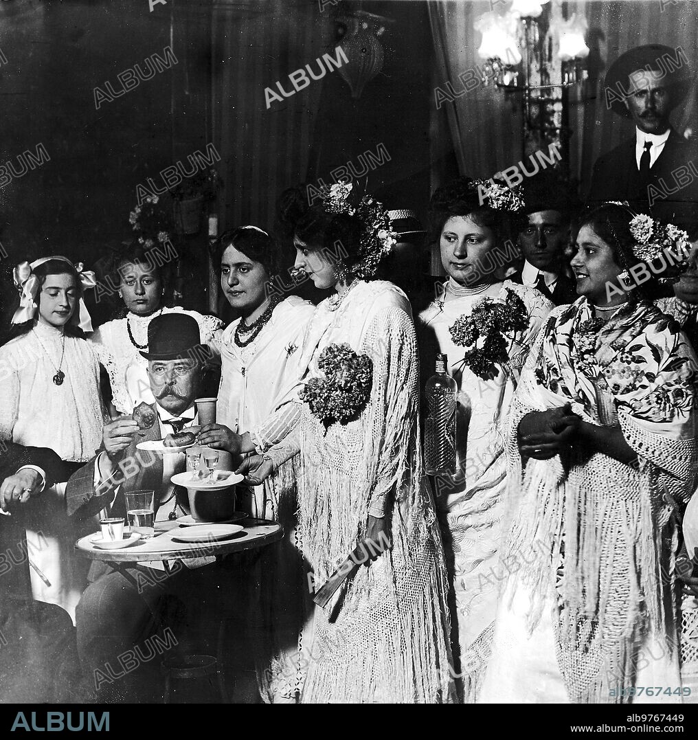 Mayo 1909. Foto Montilla. Las Fiestas de Córdoba. Una Kermesse en la Feria A cargo de Distinguidas Señoritas.
