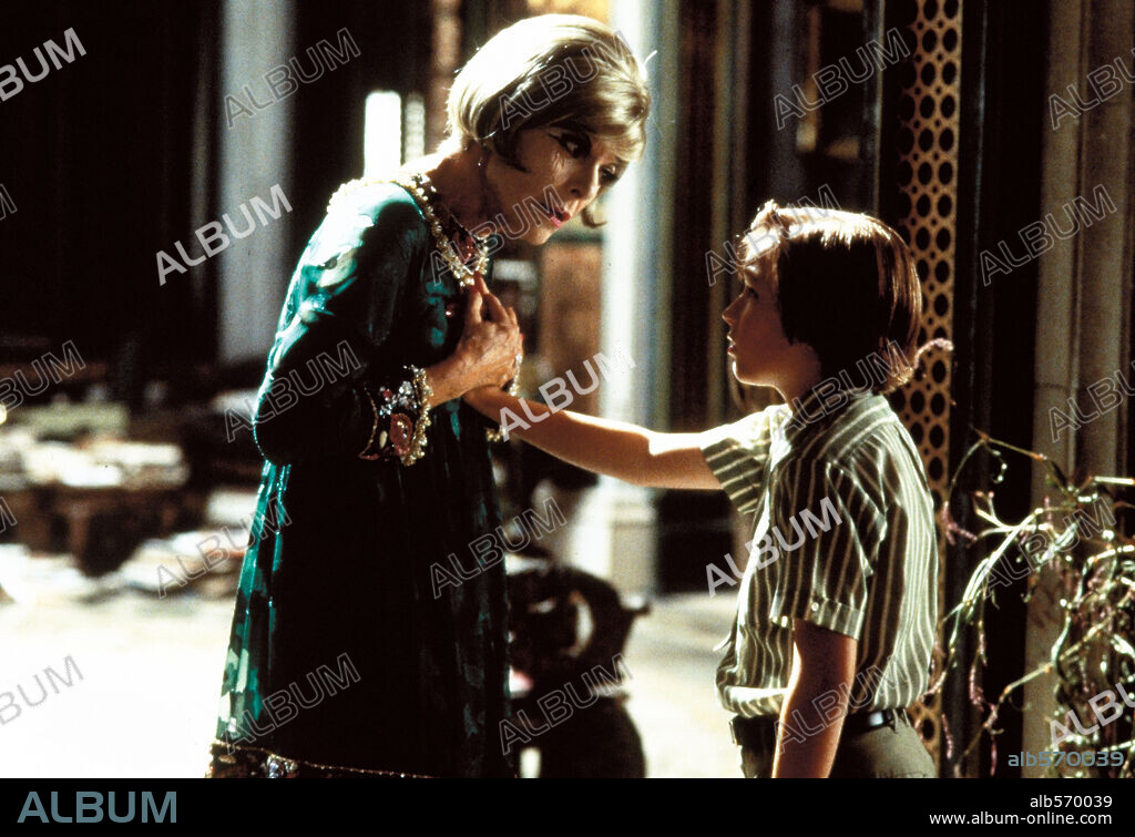 ANNE BANCROFT and JEREMY JAMES KISSNER in GREAT EXPECTATIONS, 1998, directed by ALFONSO CUARON. Copyright 20TH CENTURY FOX.