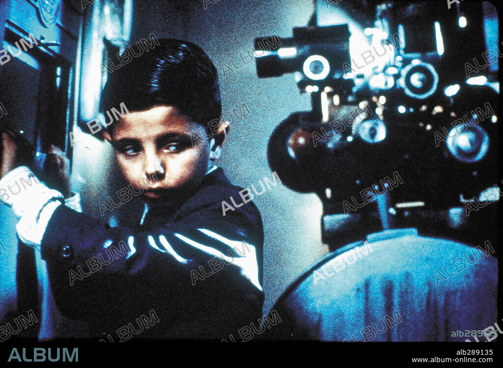 SALVATORE CASCIO en CINEMA PARADISO, 1988 (NUOVO CINEMA PARADISO), dirigida por GIUSEPPE TORNATORE. Copyright SOVEREIGN PICTURES.