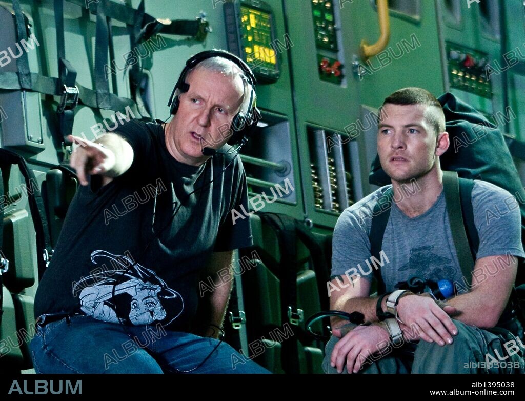 JAMES CAMERON and SAM WORTHINGTON in AVATAR, 2009, directed by JAMES CAMERON. Copyright 20TH CENTURY FOX.
