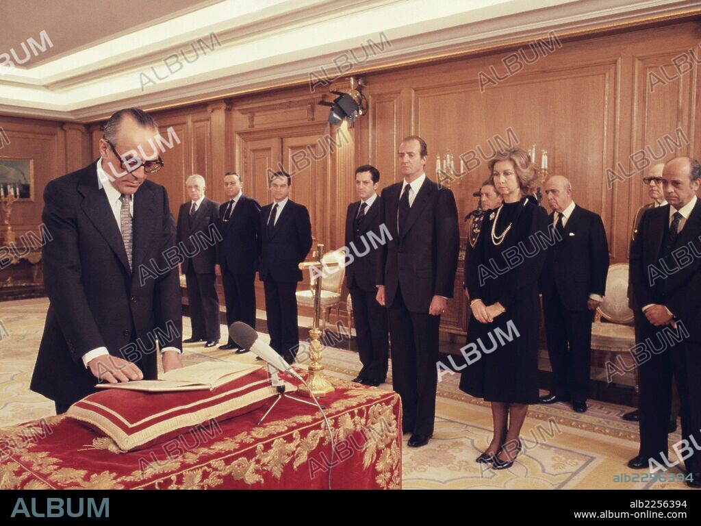 CALVO SOTELO, LEOPOLDO POLITICO ESPAÑOL. MADRID 1926- FOTO DE LA JURA COMO PRESIDENTE DEL GOBIERNO , AÑO 1981 ANTE LOS REYES DE ESPAÑA , JUAN CARLOS I Y SOFIA DE GRECIA , ADOLFO SUAREZ GONZALEZ.