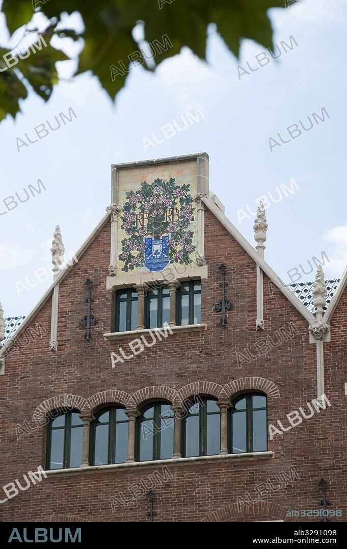 JOSEP PUIG I CADAFALCH. Casa de les Punxes o Casa Terradas, 1905. Fachada de Diagonal con  calle Bruc. Detalle de la part superior de la fachada con panel cerámico. Se representa un jarrón con flores y las iniciales RTB ( Rosa Terradas Brutau). Diseño de Enric Monserdà. Bien Cultural de Interés Nacional. Modernismo. Barcelona.