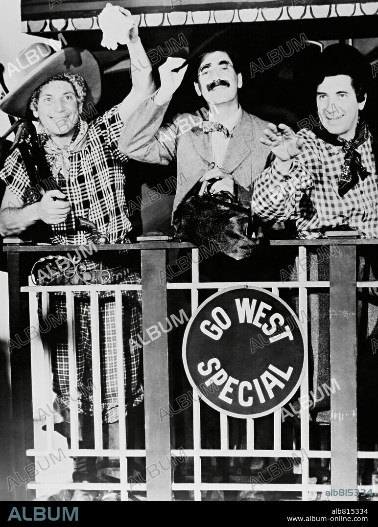 CHICO MARX, GROUCHO MARX, HARPO MARX y THE MARX BROTHERS en LOS HERMANOS MARX EN EL OESTE, 1940 (GO WEST), dirigida por EDWARD BUZZELL. Copyright M.G.M.